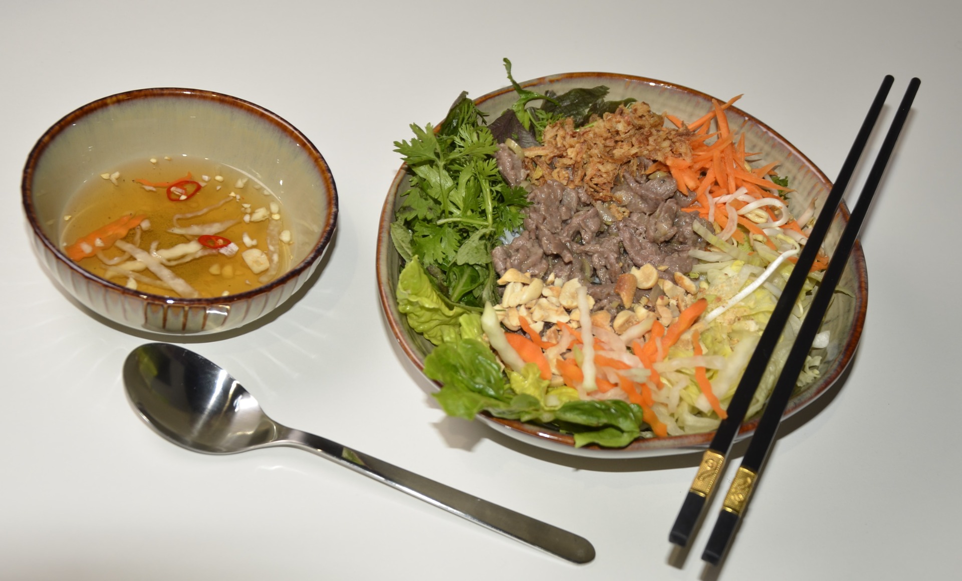 Bun bo nam bo / rýžové nudle s dušeným hovězím masem a zeleninou / studený pokrm