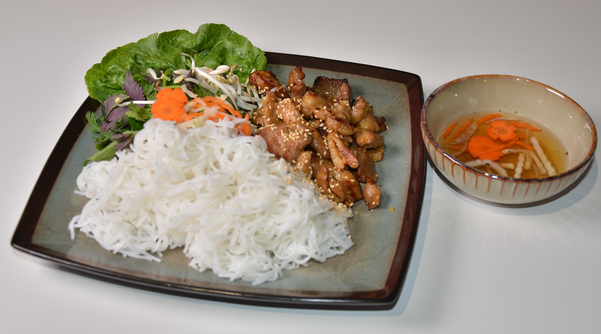 Bun cha / grilovaný bůček s rýžovými nudlemi a zeleninou