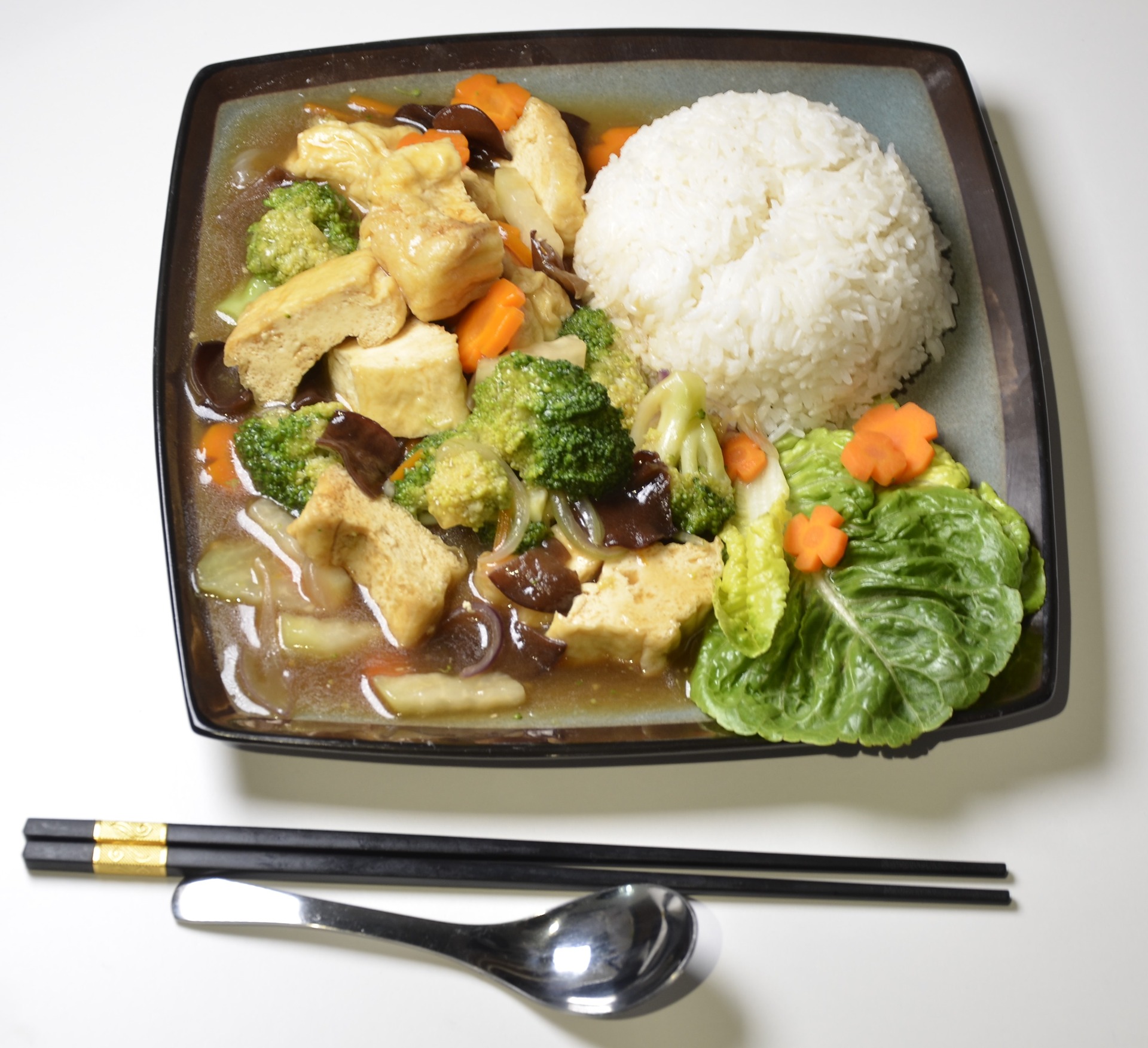 Com dau phu xao rau / dušené tofu s brokolicí a rýží