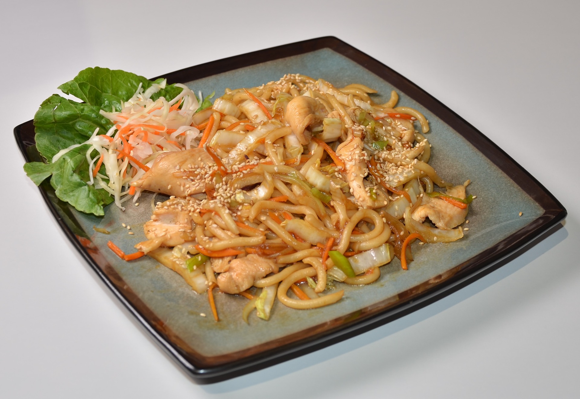 Udon xao ga / restované udon nudle s kuřecím masem