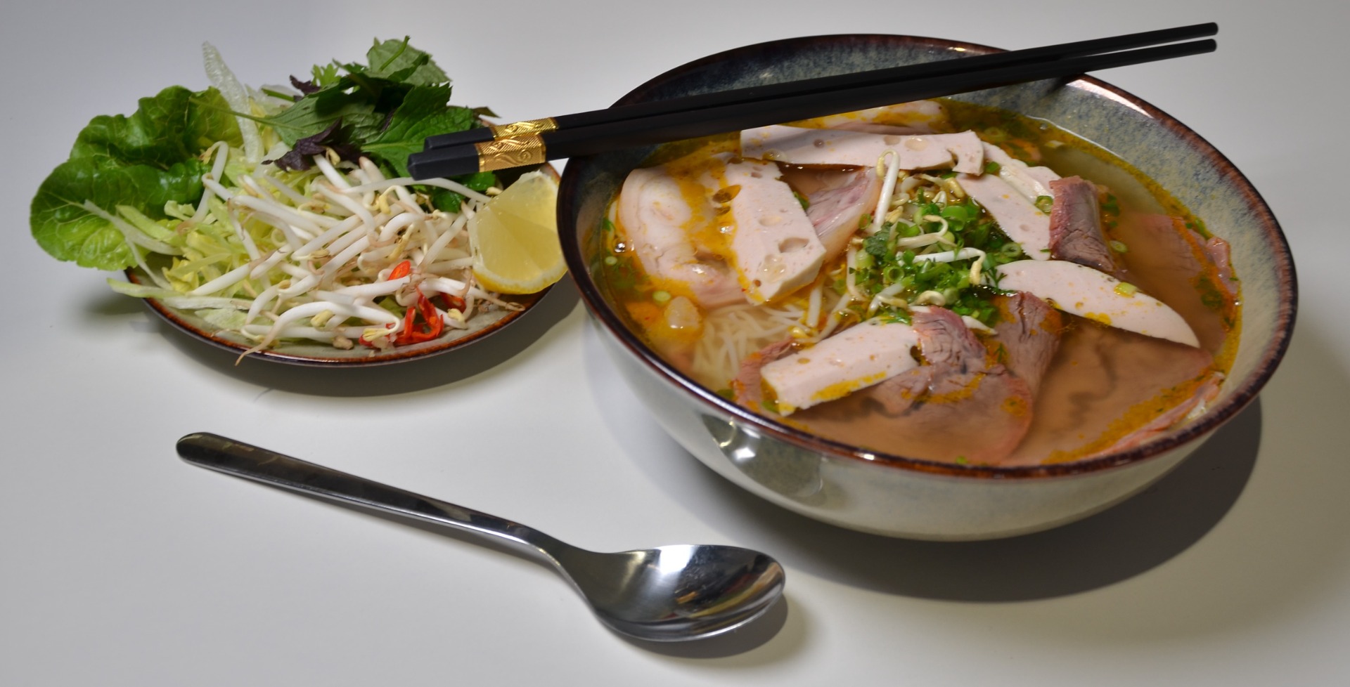 Bun bo Hue / polévka z hovězí kližky, vepřového kolene, Vietnamská šunka po Hue