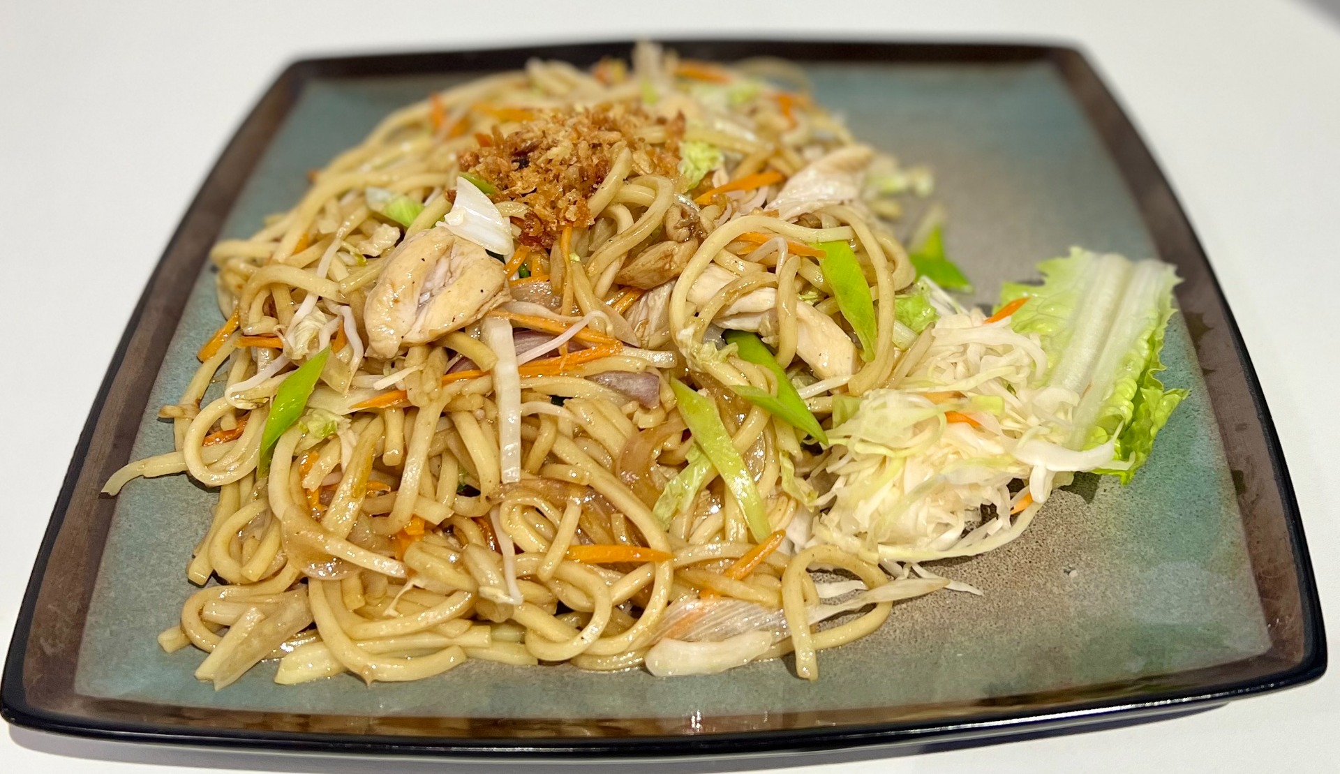 Mi xao ga / restované nudle s kuřecím masem