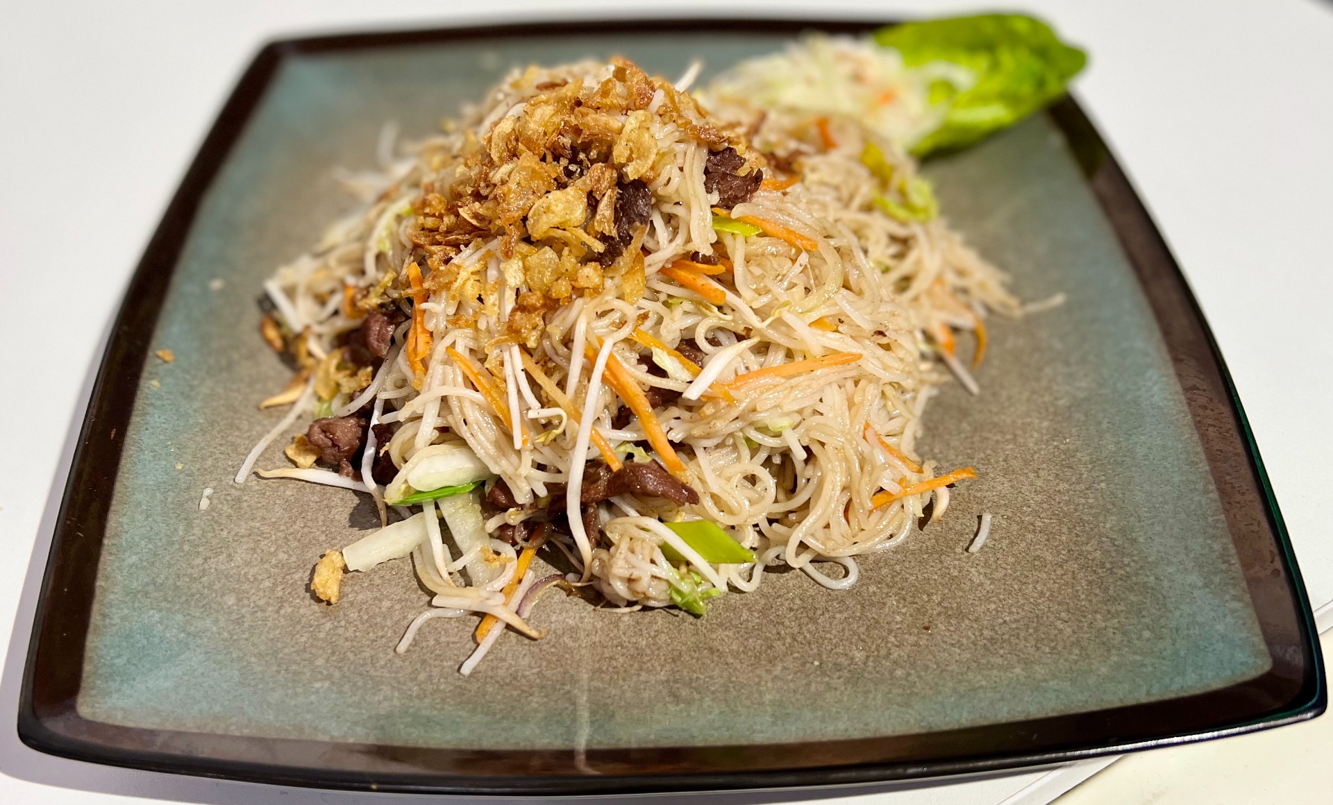 Bun xao bo / restované rýžové nudle s hovězím masem