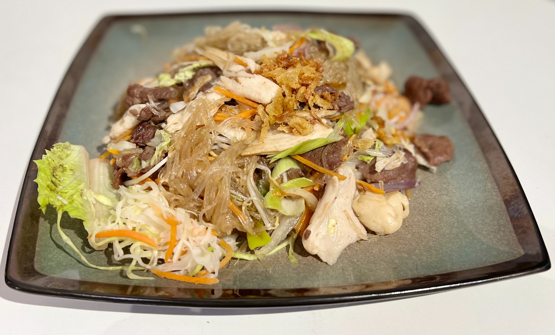 Mien xao mix / restované skleněné nudle s krevetami, kuřecím a hovězím masem