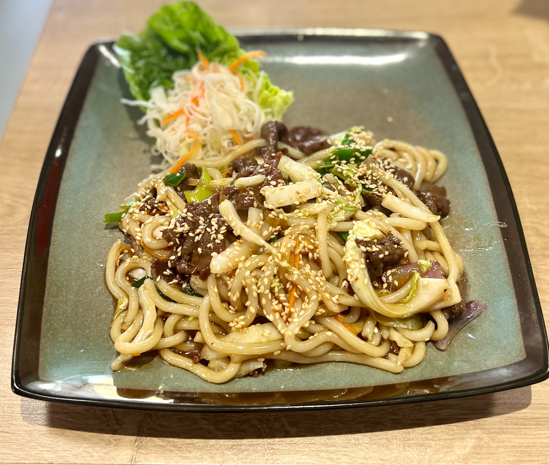 Udon xao bo / restované udon nudle s hovězím masem