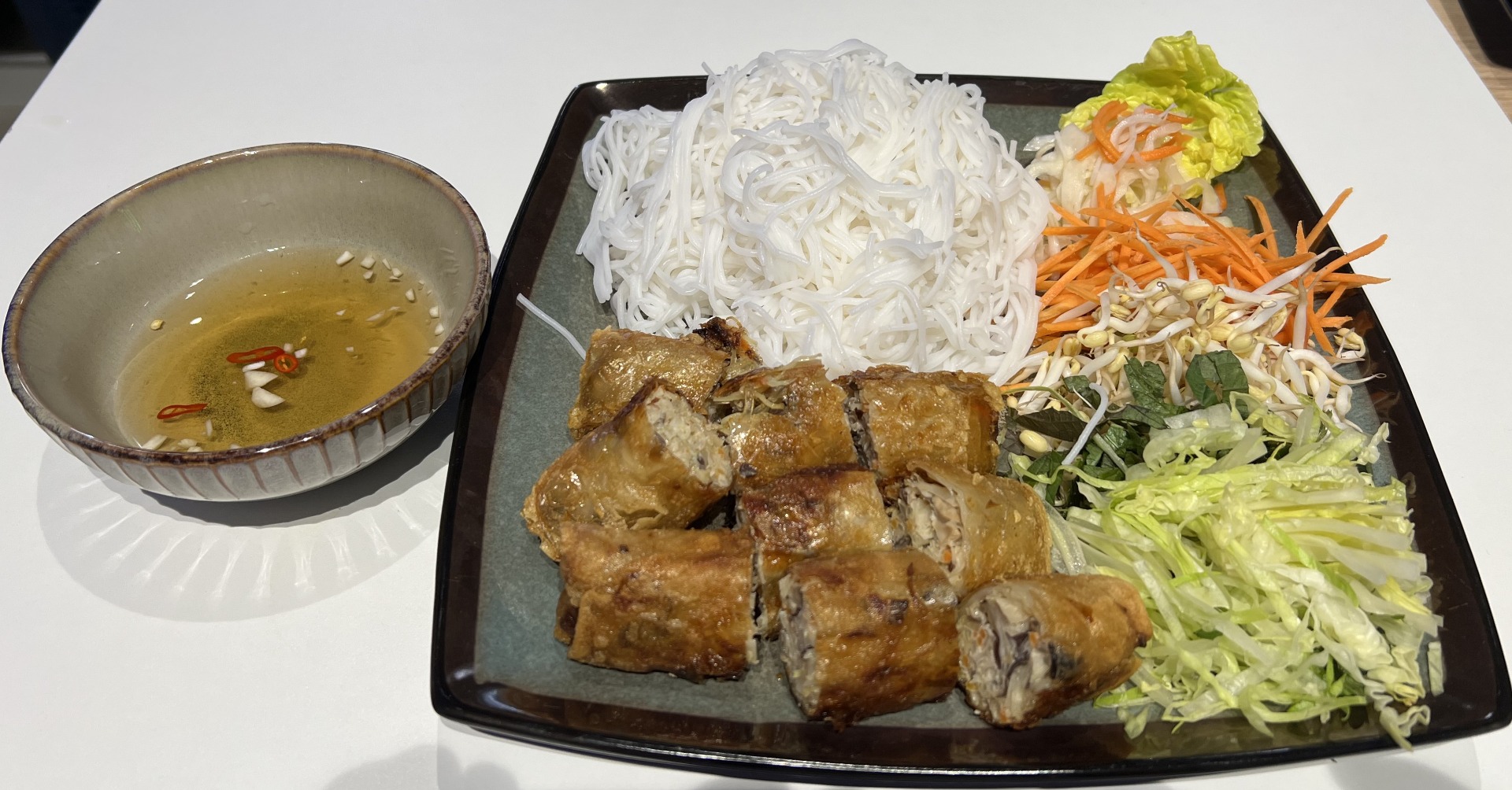 Bun nem ran / smažené závitky s rýžovými nudlemi