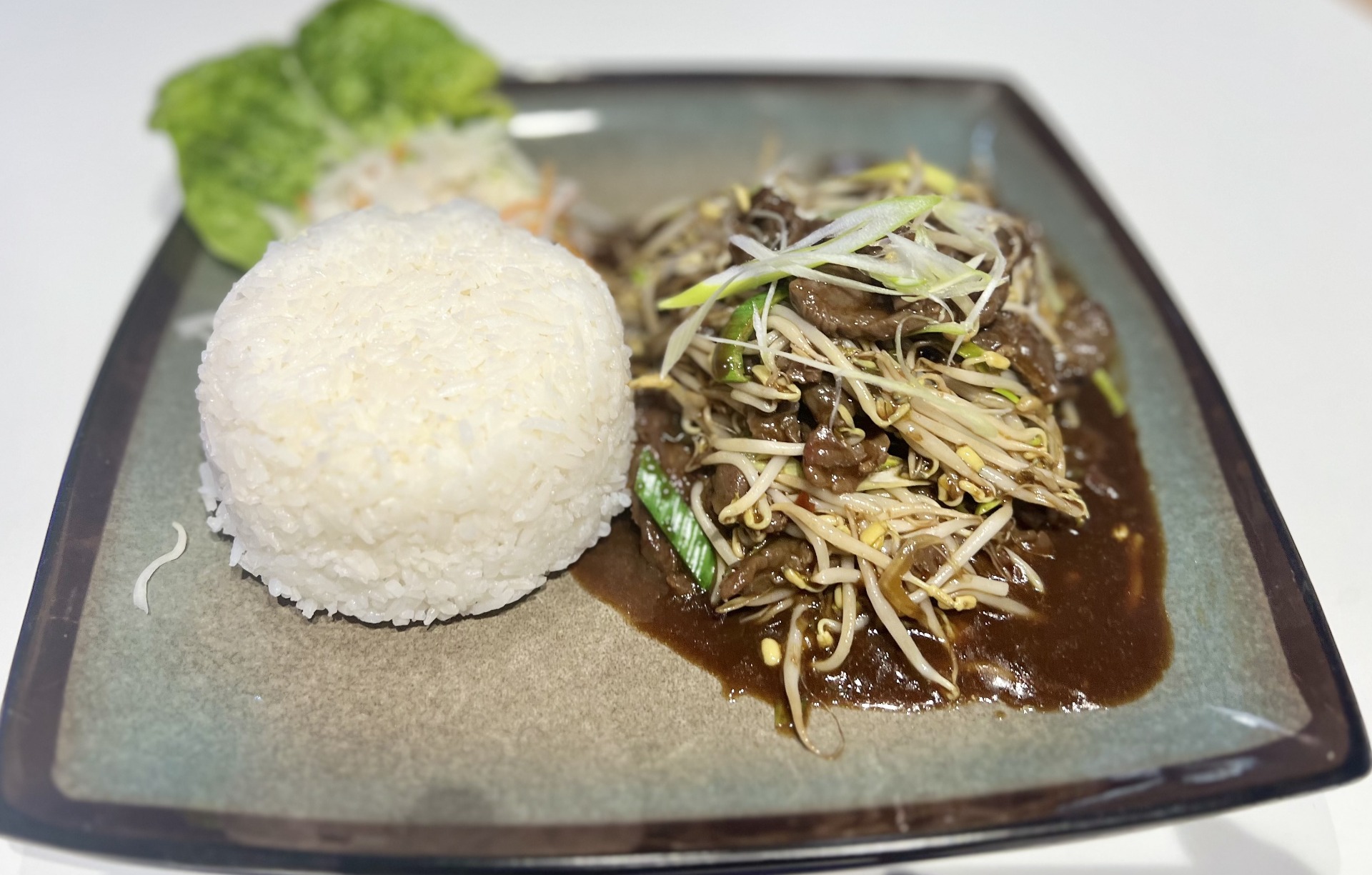 Com bo xao gia do / dušené hovězí maso s mungo klíčky a rýží