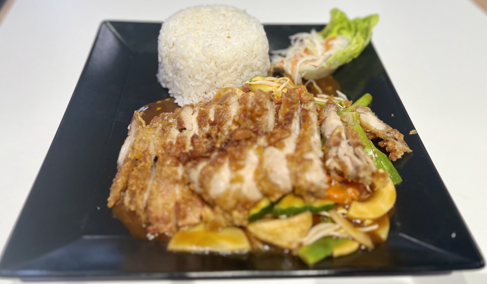 Dui ga sot ca chua / křupavá kuřecí stehna s rýží s rajčatovou omáčkou