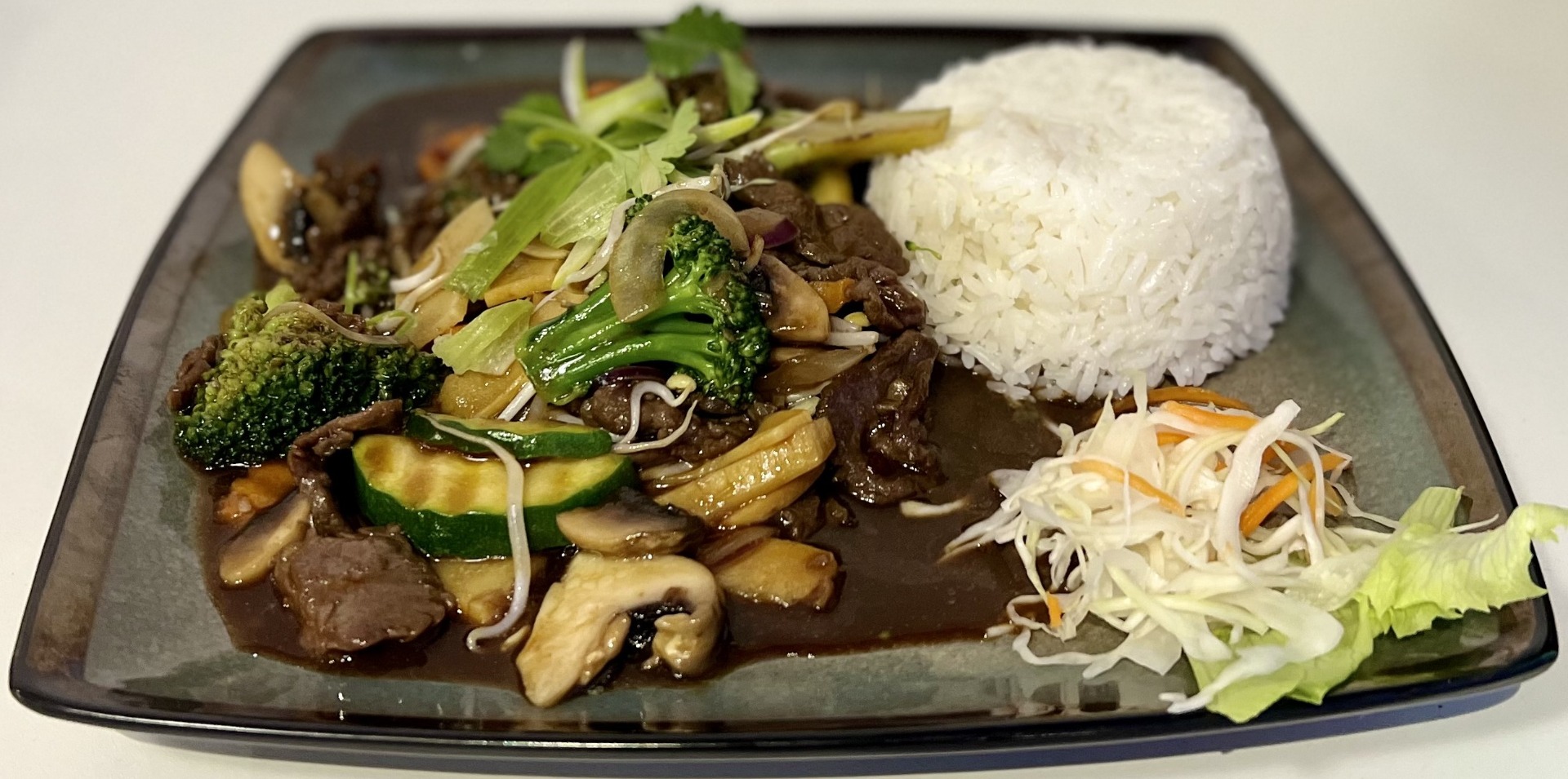 Com bo xao rau / restované hovězí maso se zeleninou a rýží