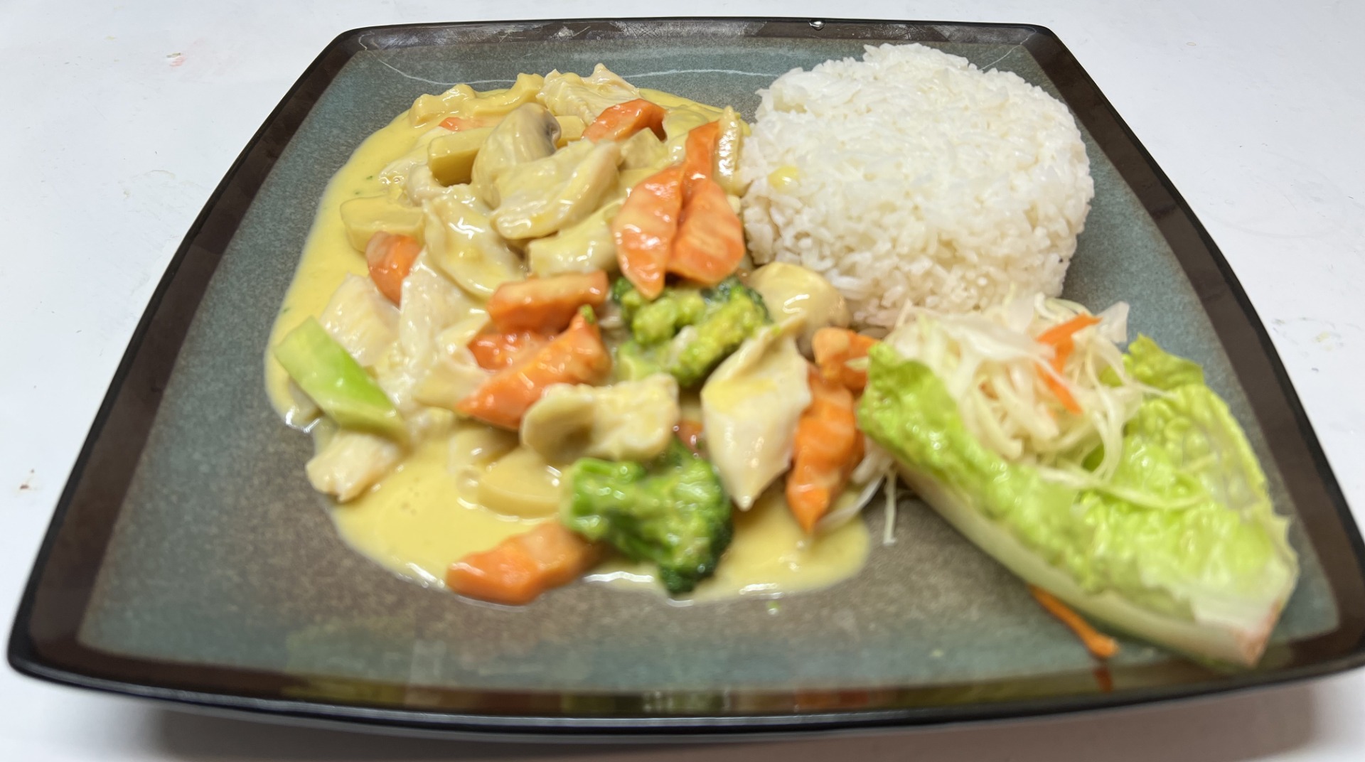 Com ga sot xoai / dušené kuřecí maso s mangovou omáčkou a rýží