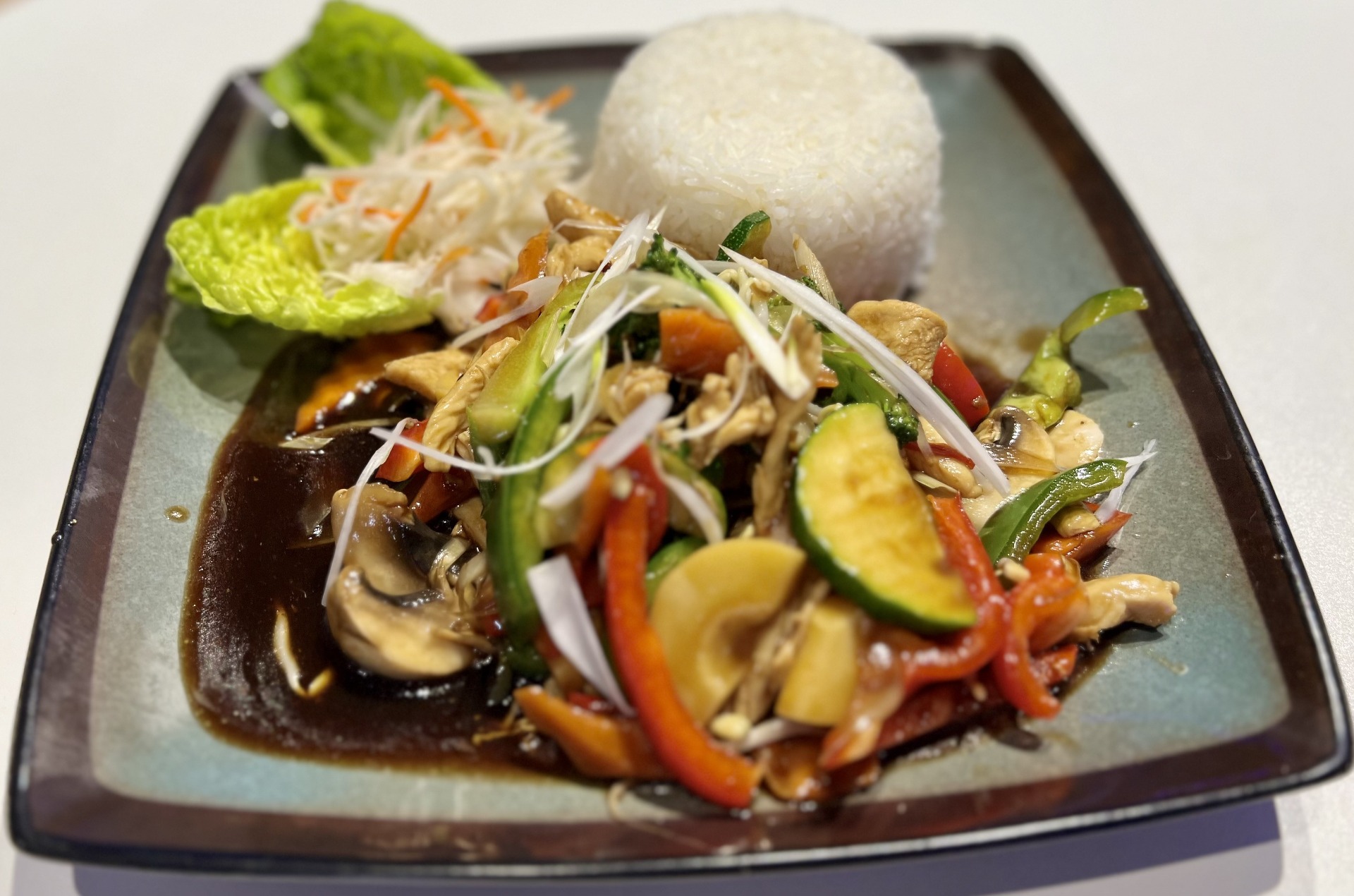 Com ga xao sa ot / restované kuřecí maso s rýží, citronovou trávou a zeleninou