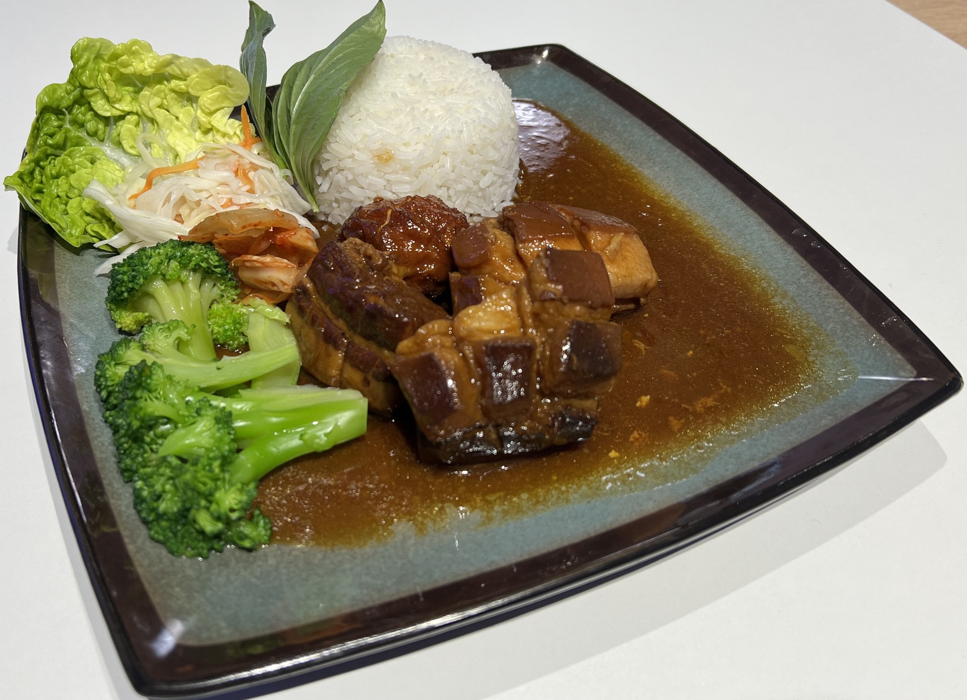 Com thit kho tau / zkaramelizovaný vietnamský bůček s rýží