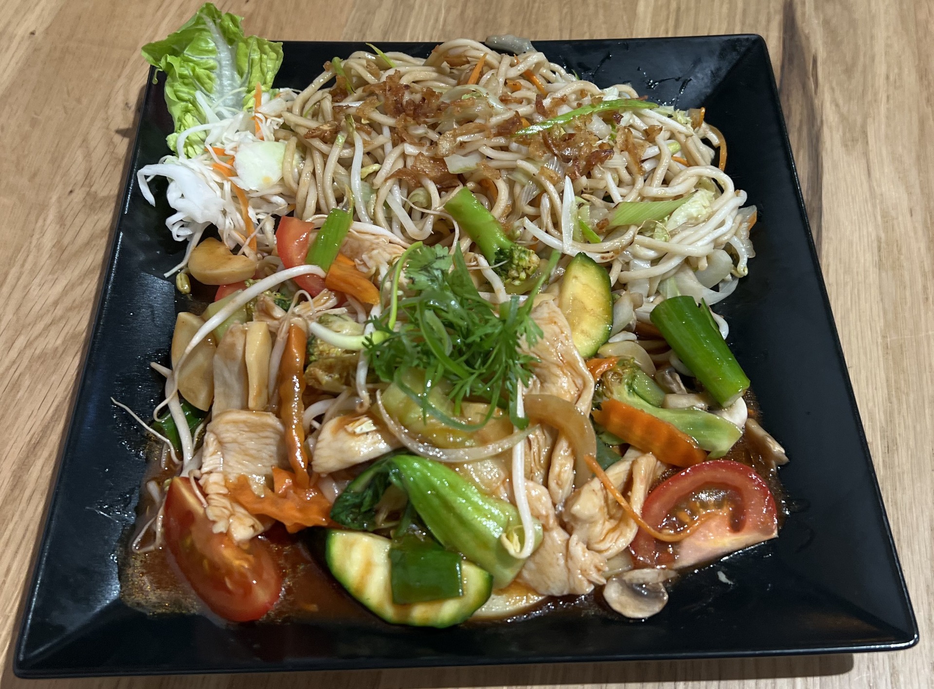 Ga sot ca chua / kuřecí maso s rajčatovou omáčkou a rýží